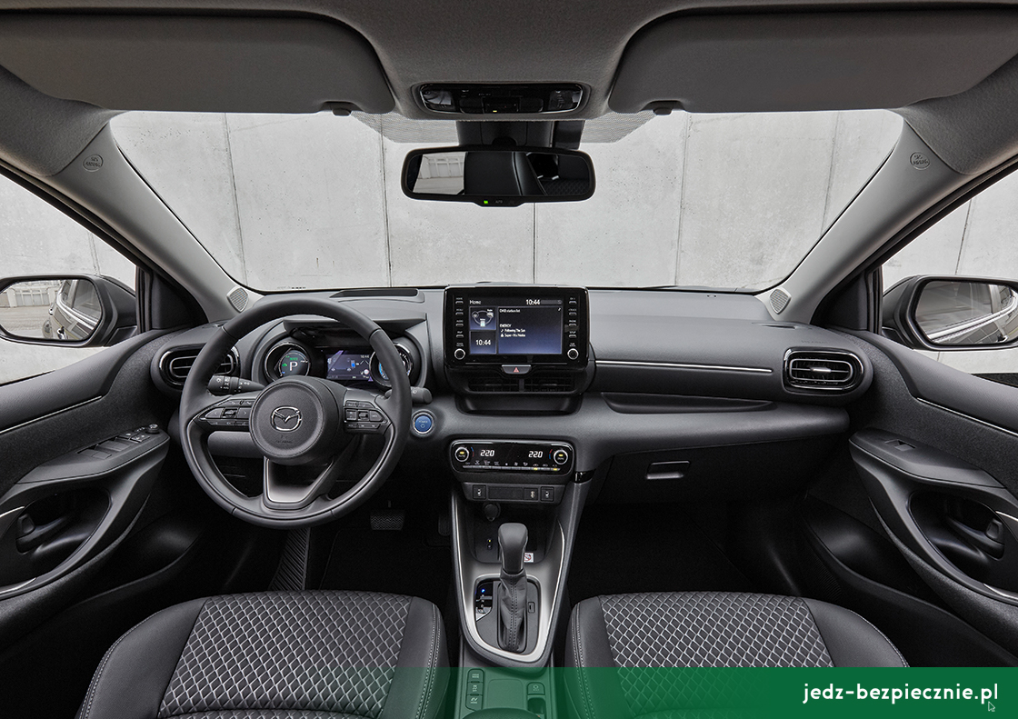 Premiera tygodnia - Mazda 2 mild-hybrid facelifting 2022 - kokpit wersji hybrydowej